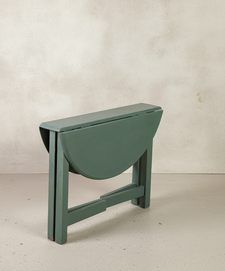 Mesa consola plegable de madera verde laurel estilo vintage vista de perfil cerrada.