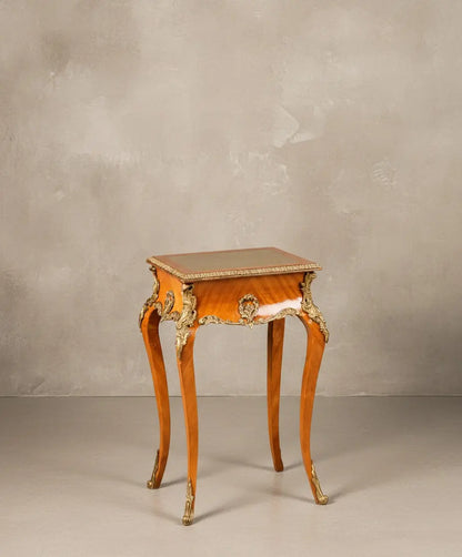 Mesa auxiliar de estilo Luis XV con aplicaciones de bronce