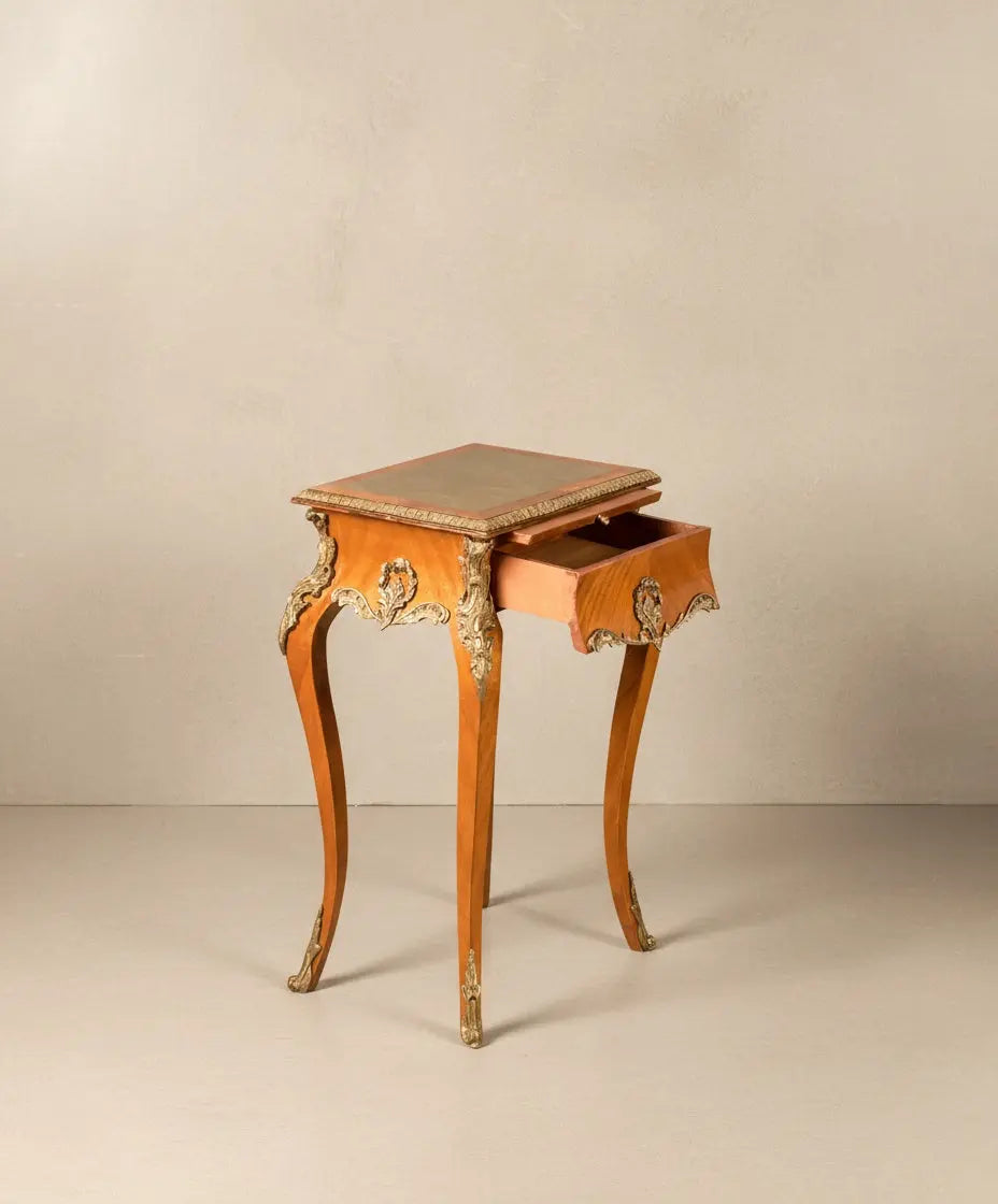 Mesa auxiliar de estilo Luis XV con aplicaciones de bronce