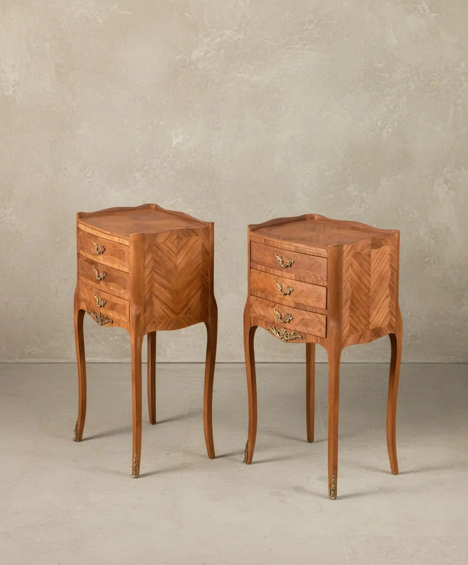 Perspectiva lateral mostrando la continuidad de la marquetería en espiga y la curvatura de las patas cabriolé.