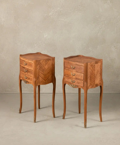 Perspectiva lateral mostrando la continuidad de la marquetería en espiga y la curvatura de las patas cabriolé.