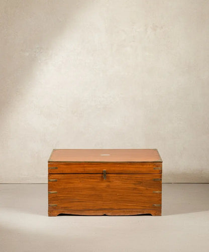 Imagen Principal: Baúl de campaña británico en madera de caoba cerrada, vista frontal mostrando herrajes de latón y veta natural.