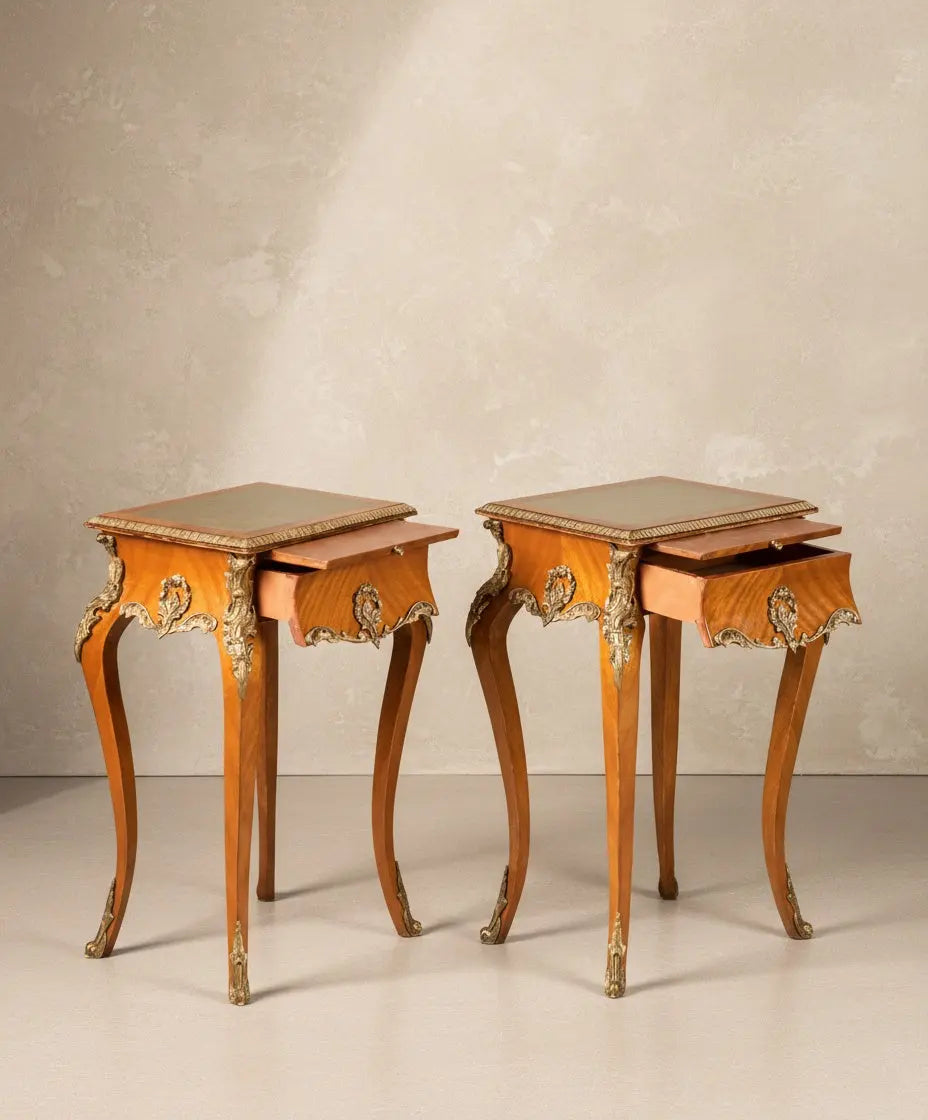 Mesa auxiliar de estilo Luis XV con aplicaciones de bronce