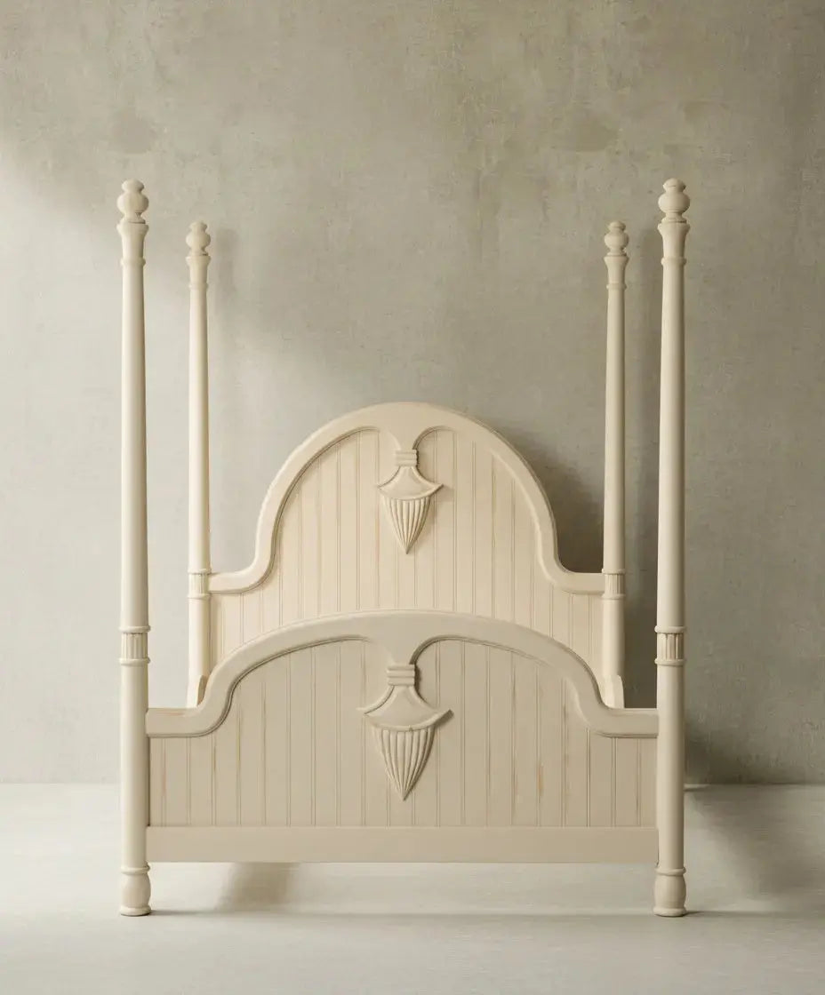Cama de madera con cuatro columnas en blanco viejo Antique arte y decoracion