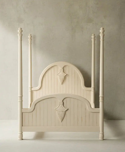 Cama de madera con cuatro columnas en blanco viejo Antique arte y decoracion