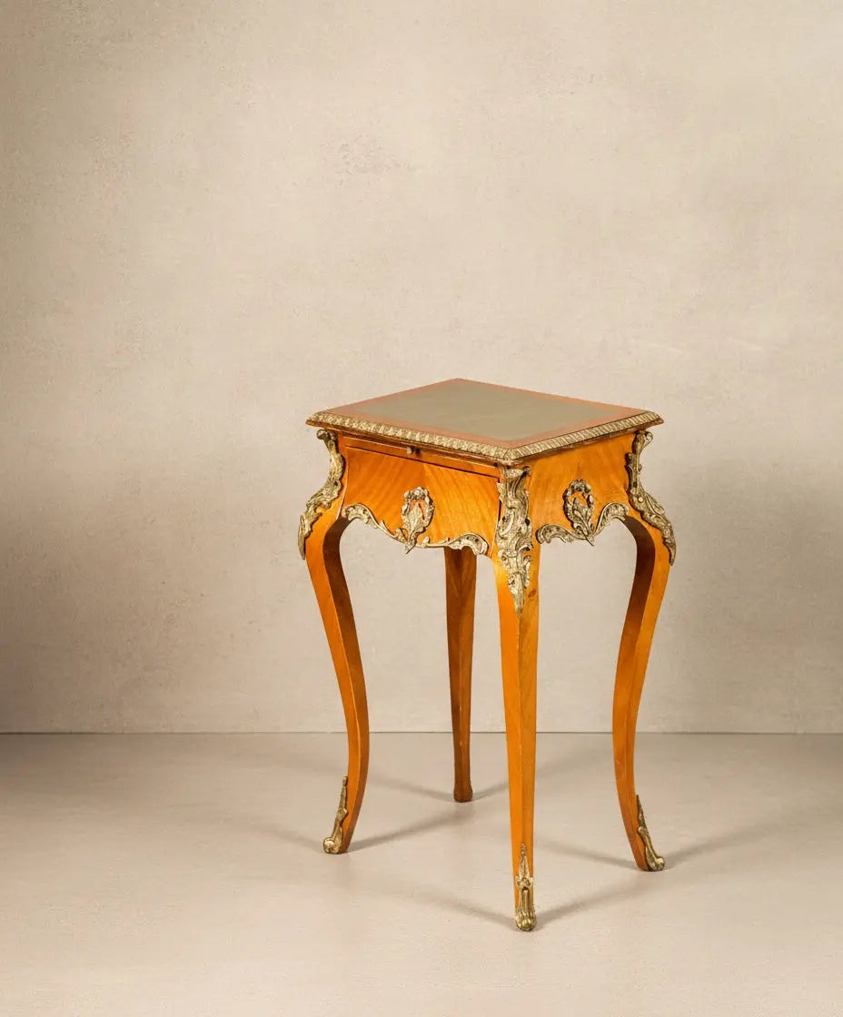 Mesa auxiliar de estilo Luis XV con aplicaciones de bronce