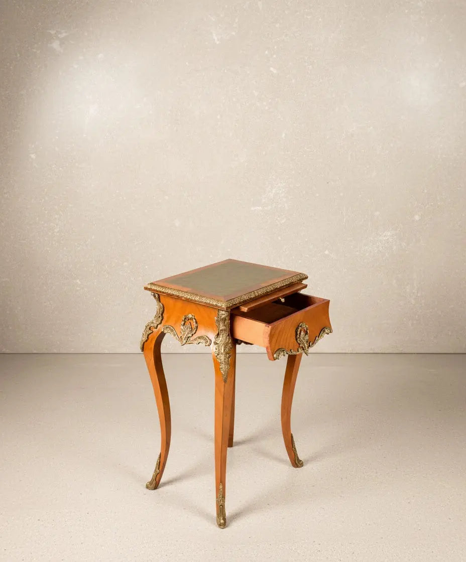 Mesa auxiliar de estilo Luis XV con aplicaciones de bronce