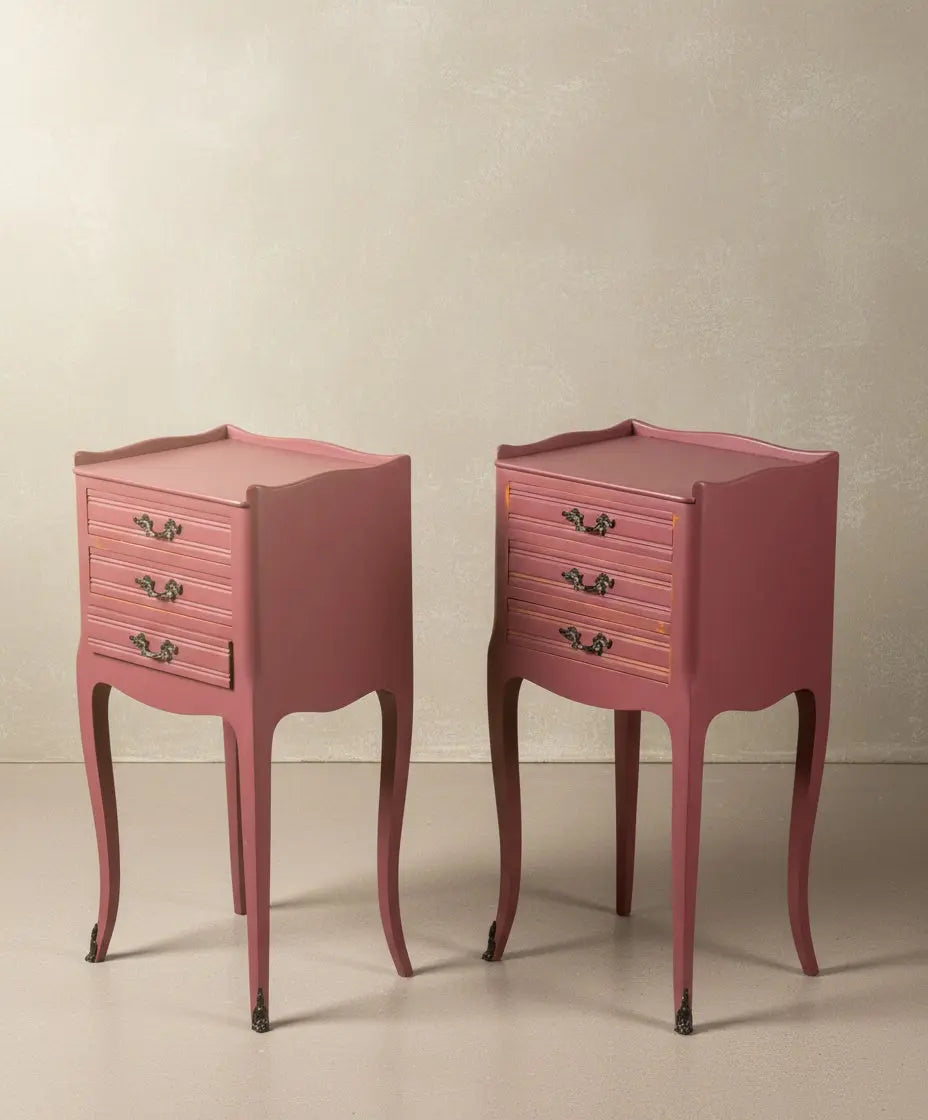 Pareja de mesitas de noche estilo Luis XV en color malva Antique arte y decoracion