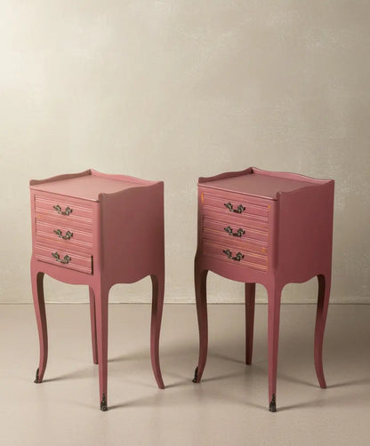 Pareja de mesitas de noche estilo Luis XV en color malva Antique arte y decoracion