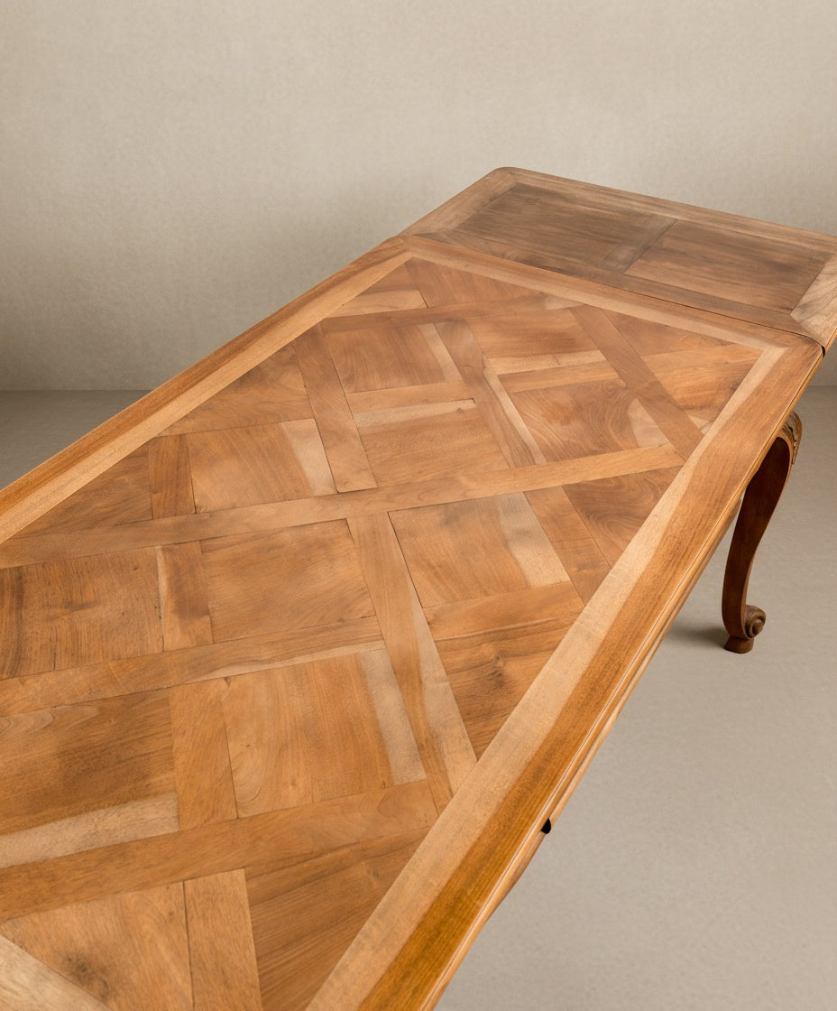 Mesa de comedor extensible estilo Luis XV en madera de nogal
