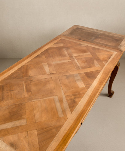 Mesa de comedor extensible estilo Luis XV en madera de nogal
