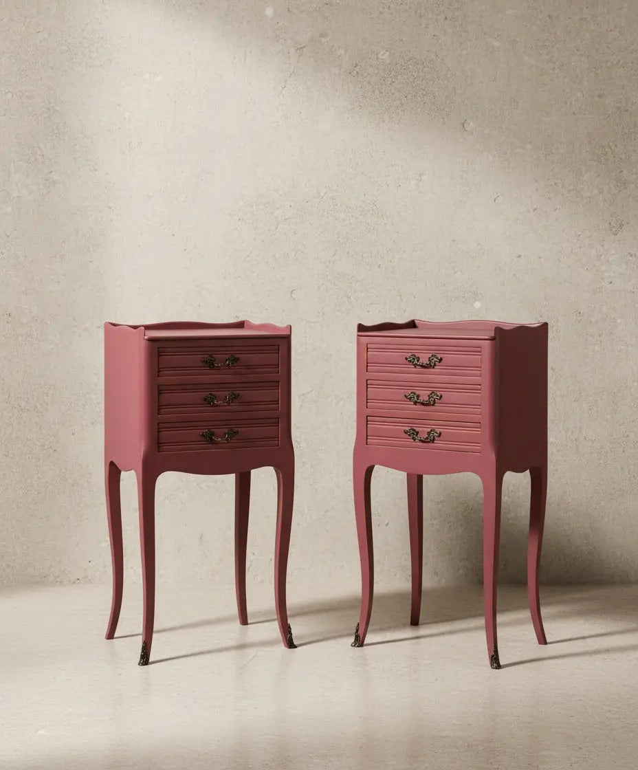 Pareja de mesitas de noche estilo Luis XV en color malva Antique arte y decoracion