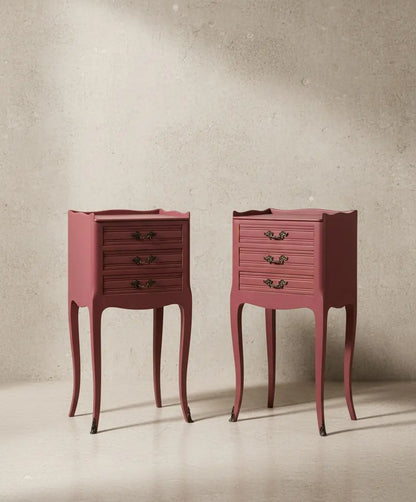 Pareja de mesitas de noche estilo Luis XV en color malva Antique arte y decoracion