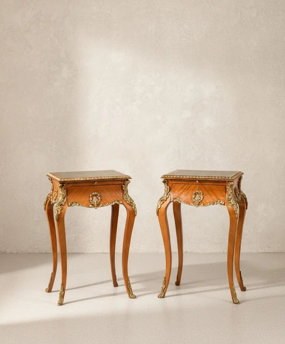 Mesa auxiliar de estilo Luis XV con aplicaciones de bronce