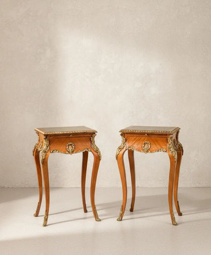 Mesa auxiliar de estilo Luis XV con aplicaciones de bronce