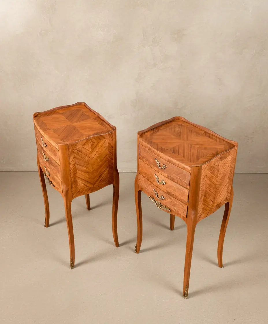 Detalle de los tres cajones abiertos mostrando la construcción interna y los tiradores de bronce rococó.