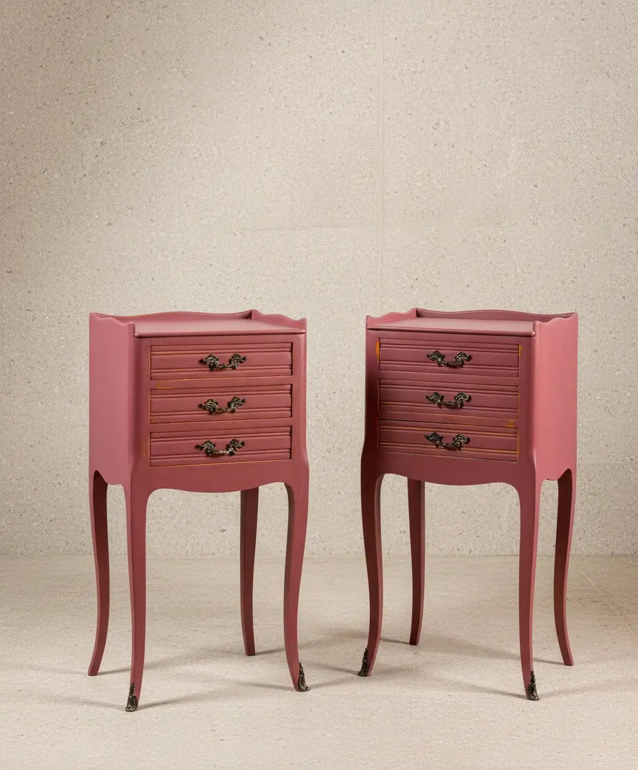 Pareja de mesitas de noche estilo Luis XV en color malva Antique arte y decoracion