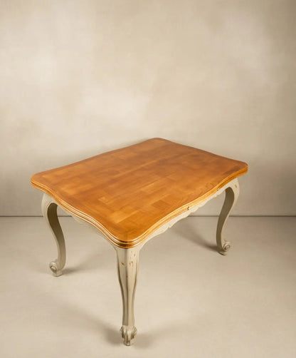 Tablero de mesa de comedor vintage con diseño de marquetería de cuadrados o rombos en madera natural.
