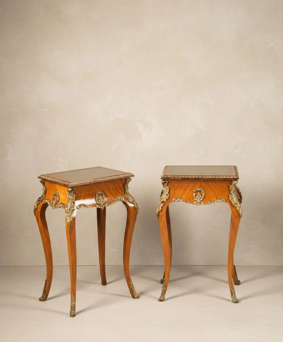 Mesa auxiliar de estilo Luis XV con aplicaciones de bronce