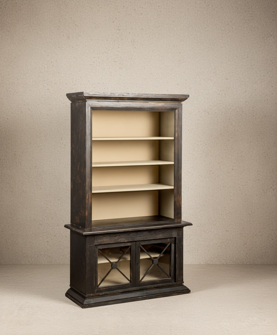 Vista lateral del mueble vitrina mostrando la cornisa superior tallada y la profundidad de los estantes.