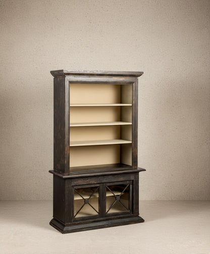 Vista lateral del mueble vitrina mostrando la cornisa superior tallada y la profundidad de los estantes.