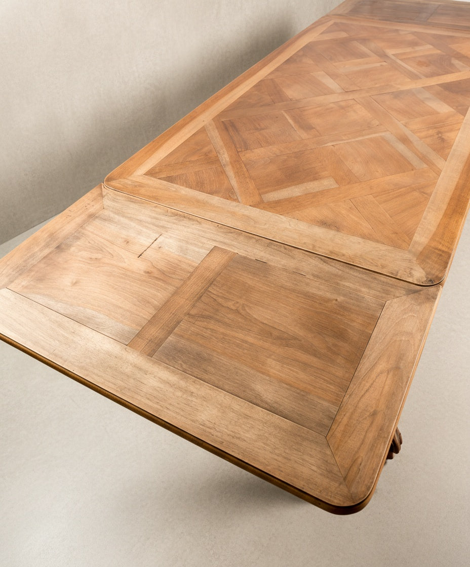 Mesa de comedor extensible estilo Luis XV en madera de nogal