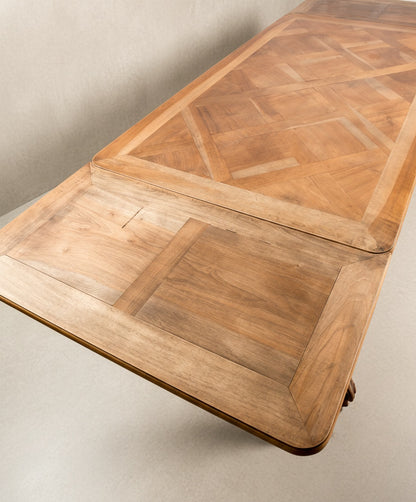 Mesa de comedor extensible estilo Luis XV en madera de nogal