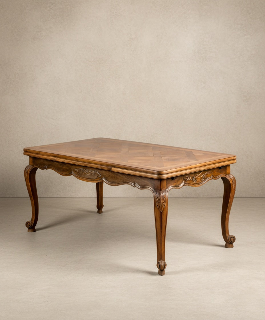 Mesa de comedor extensible estilo Luis XV en madera de nogal