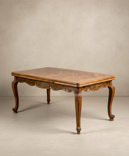 Mesa de comedor extensible estilo Luis XV en madera de nogal