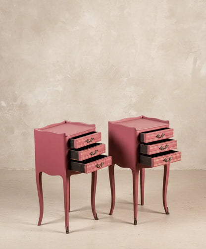 Pareja de mesitas de noche estilo Luis XV en color malva Antique arte y decoracion