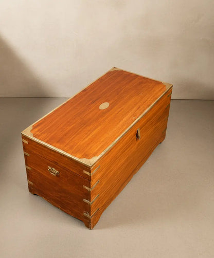 Baúl de campaña inglés en madera y latón