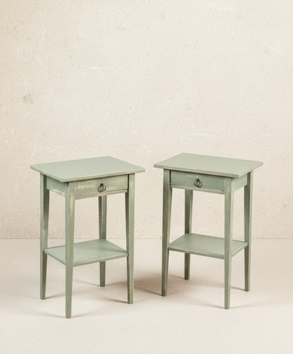 Pareja de mesitas de noche vintage verde decapé
