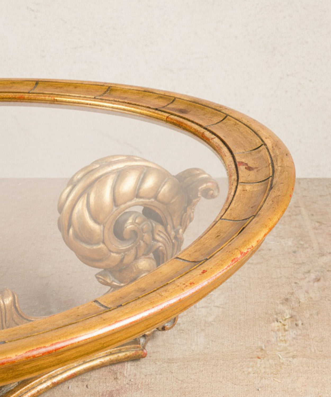 Mesa de centro circular de madera y pan de oro