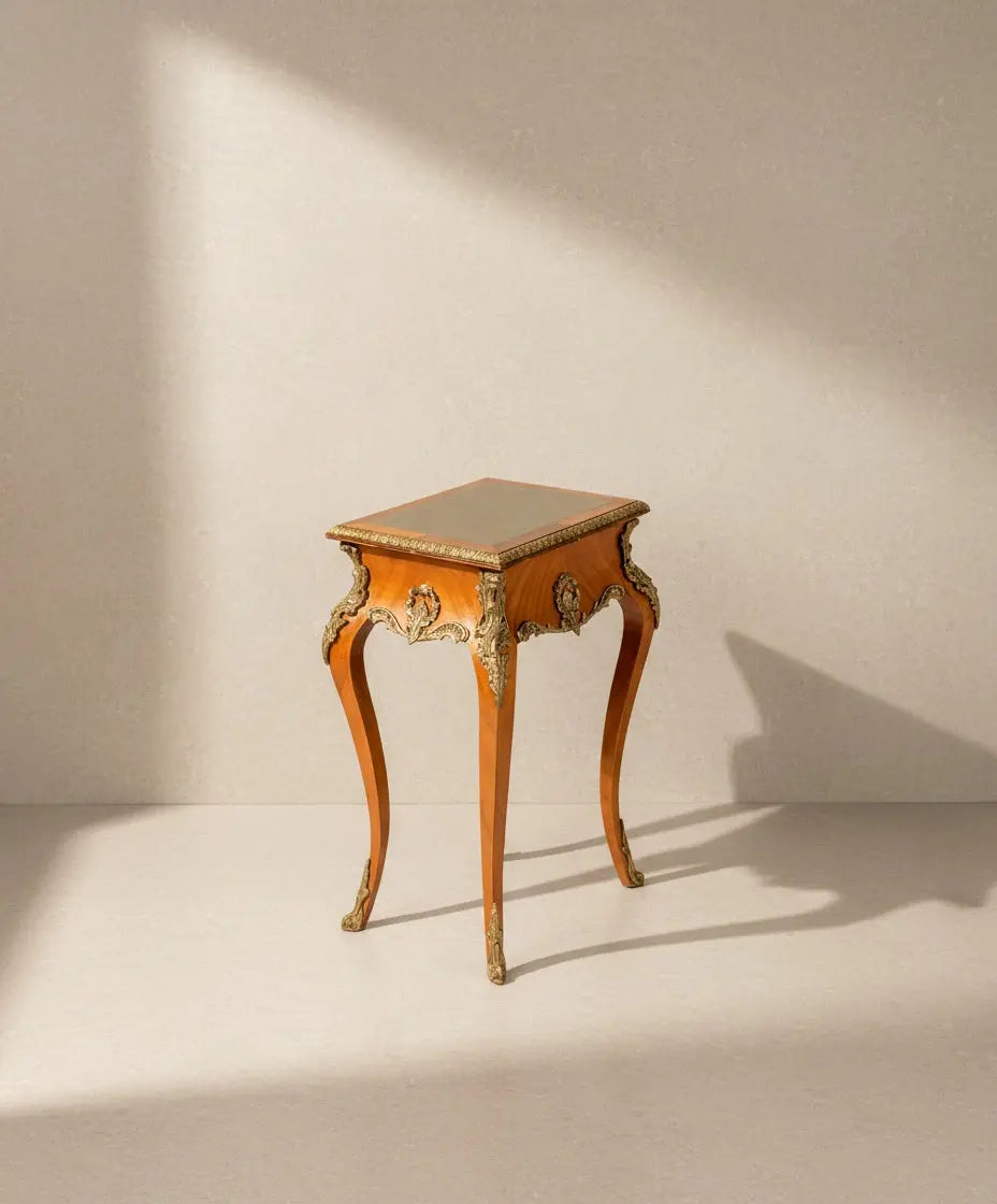 Mesa auxiliar de estilo Luis XV con aplicaciones de bronce