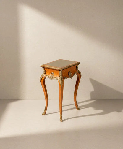 Mesa auxiliar de estilo Luis XV con aplicaciones de bronce