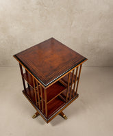 Detalle de la tapa superior con marquetería de madera y fileteado decorativo artesanal.