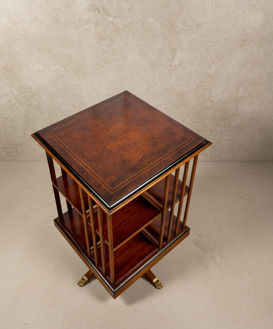 Detalle de la tapa superior con marquetería de madera y fileteado decorativo artesanal.