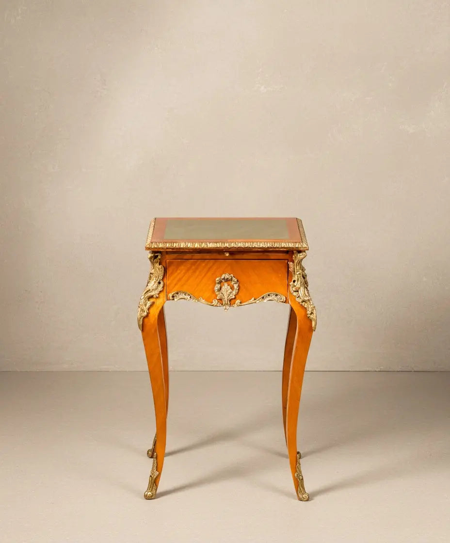 Mesa auxiliar de estilo Luis XV con aplicaciones de bronce