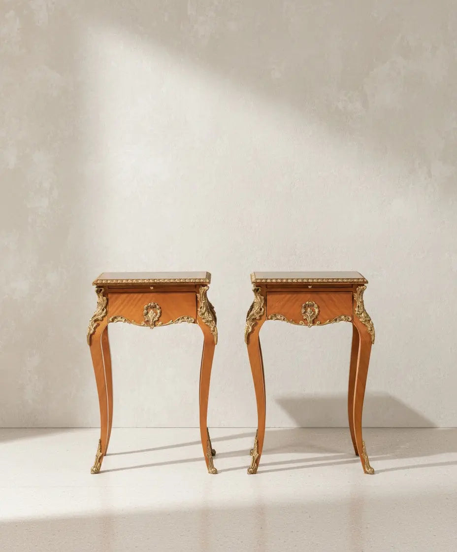 Mesa auxiliar de estilo Luis XV con aplicaciones de bronce