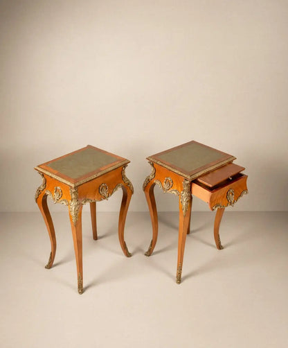 Mesa auxiliar de estilo Luis XV con aplicaciones de bronce