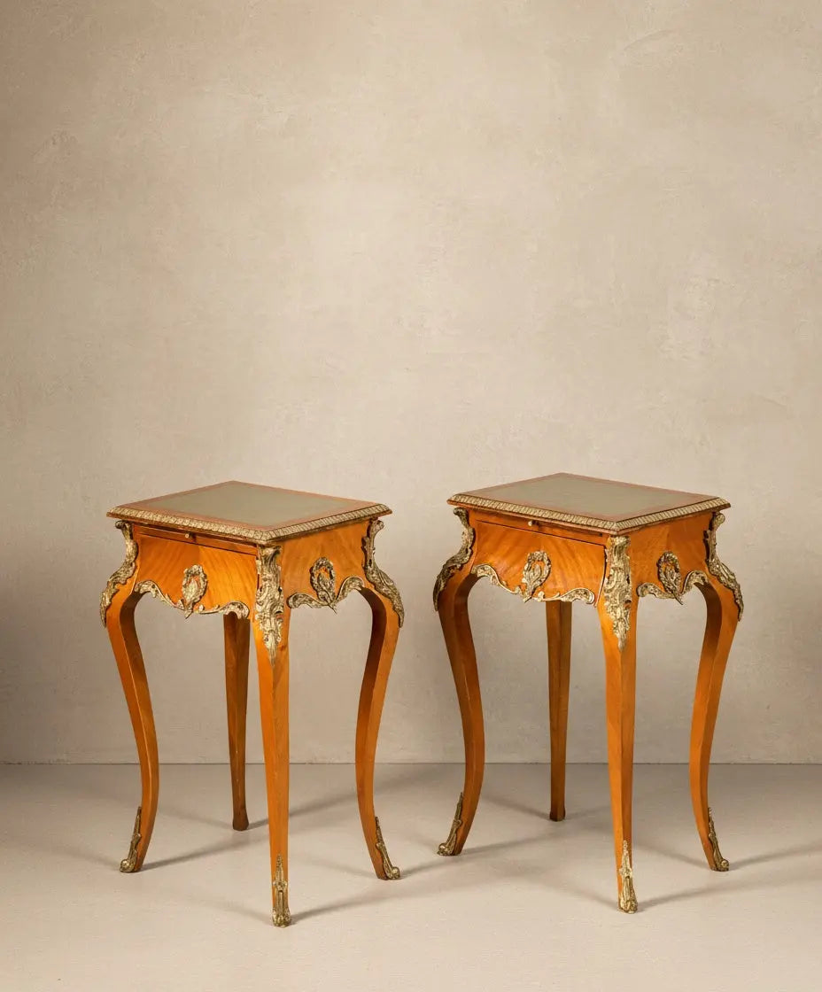 Mesa auxiliar de estilo Luis XV con aplicaciones de bronce