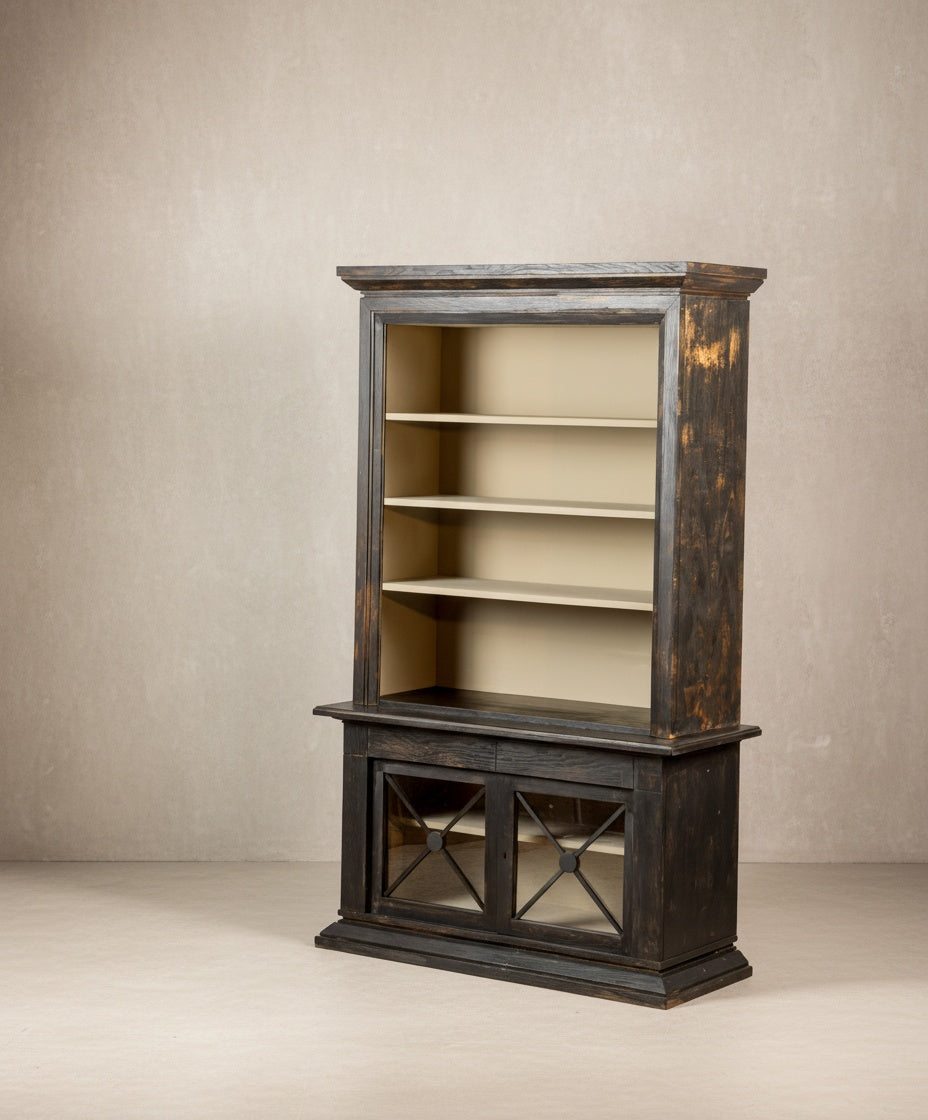 Librería vitrina en madera negra decapé