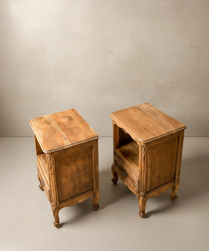 Mesitas provenzales francesas mostrando detalles de las patas cabriole y cajones tallados.