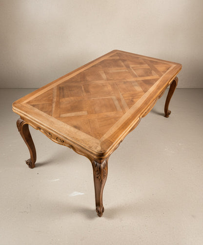 Mesa de comedor extensible estilo Luis XV en madera de nogal