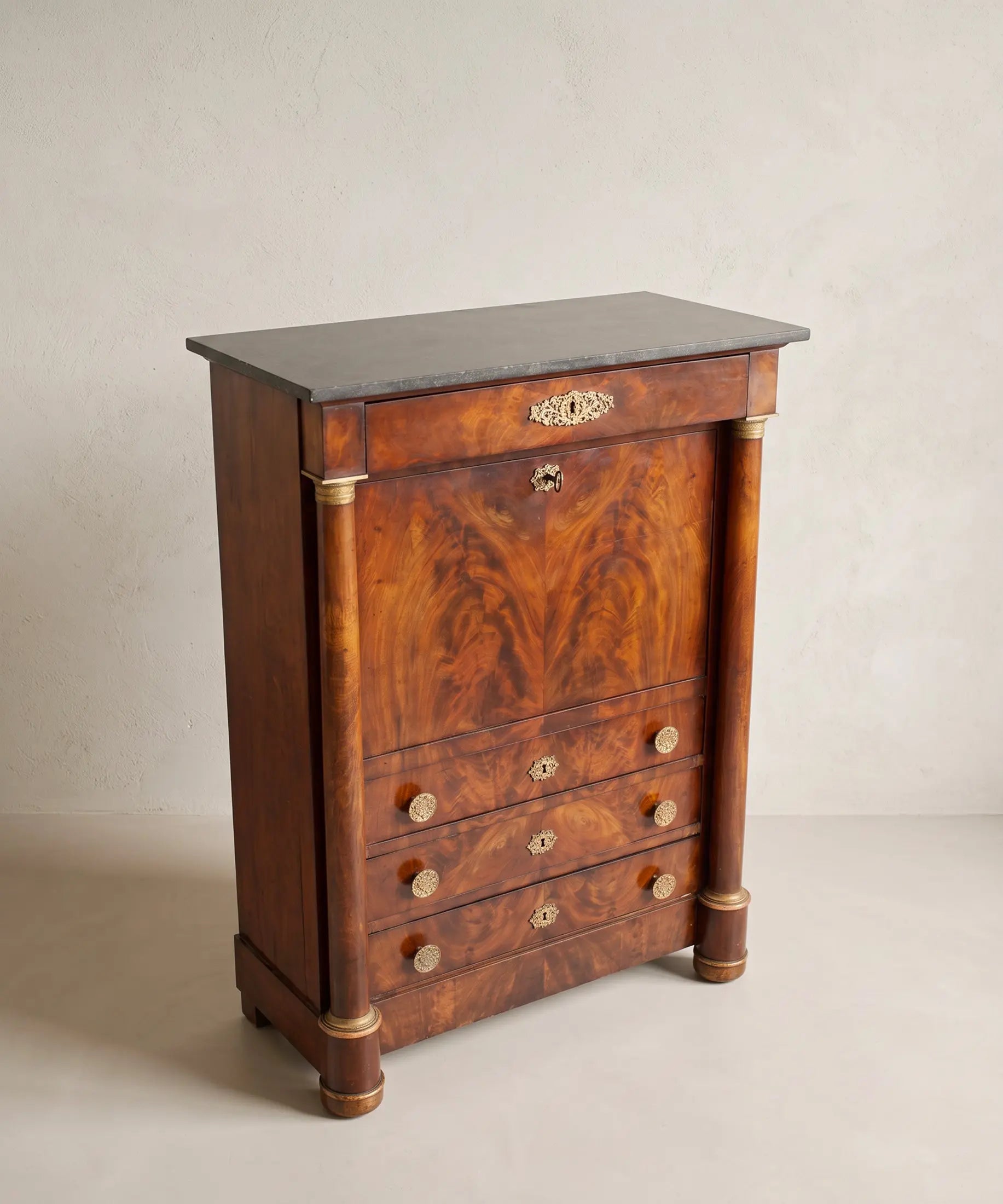 Vista superior secreter con tapa de mármol negro veteado — Antique Arte y Decoración