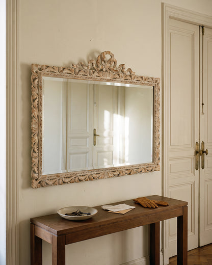 Espejo vintage gris sobre oro colgado en recibidor sobre consola de roble — Antique Arte y Decoración
