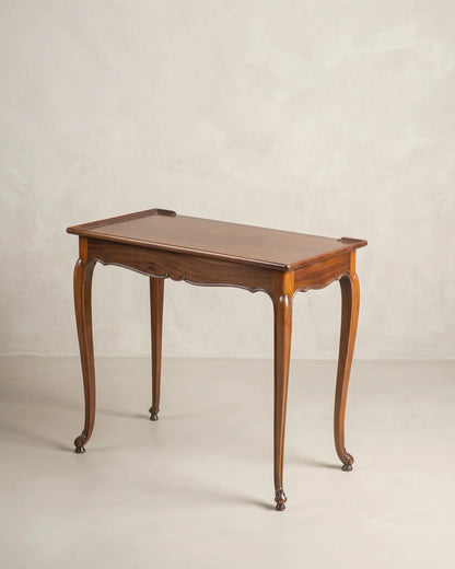 Mesa auxiliar antigua de caoba con patas cabriolé vista en ángulo — Antique Arte y Decoración