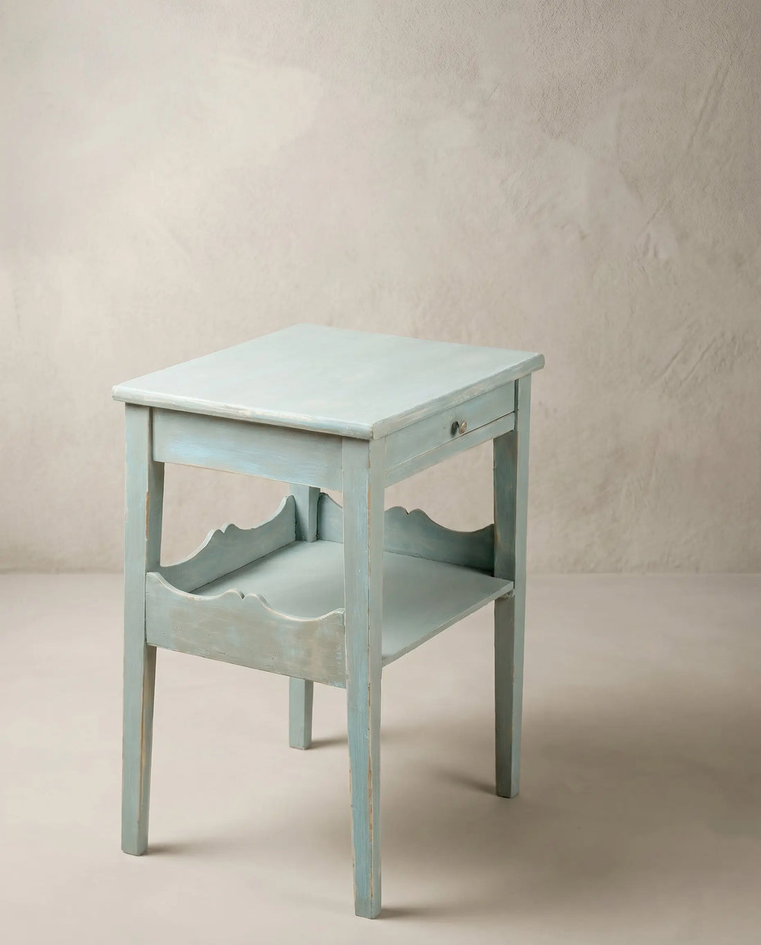 Mesa auxiliar vintage en azul cielo decapé con cajón y balda inferior vista en perspectiva tres cuartos — Antique Arte y Decoración