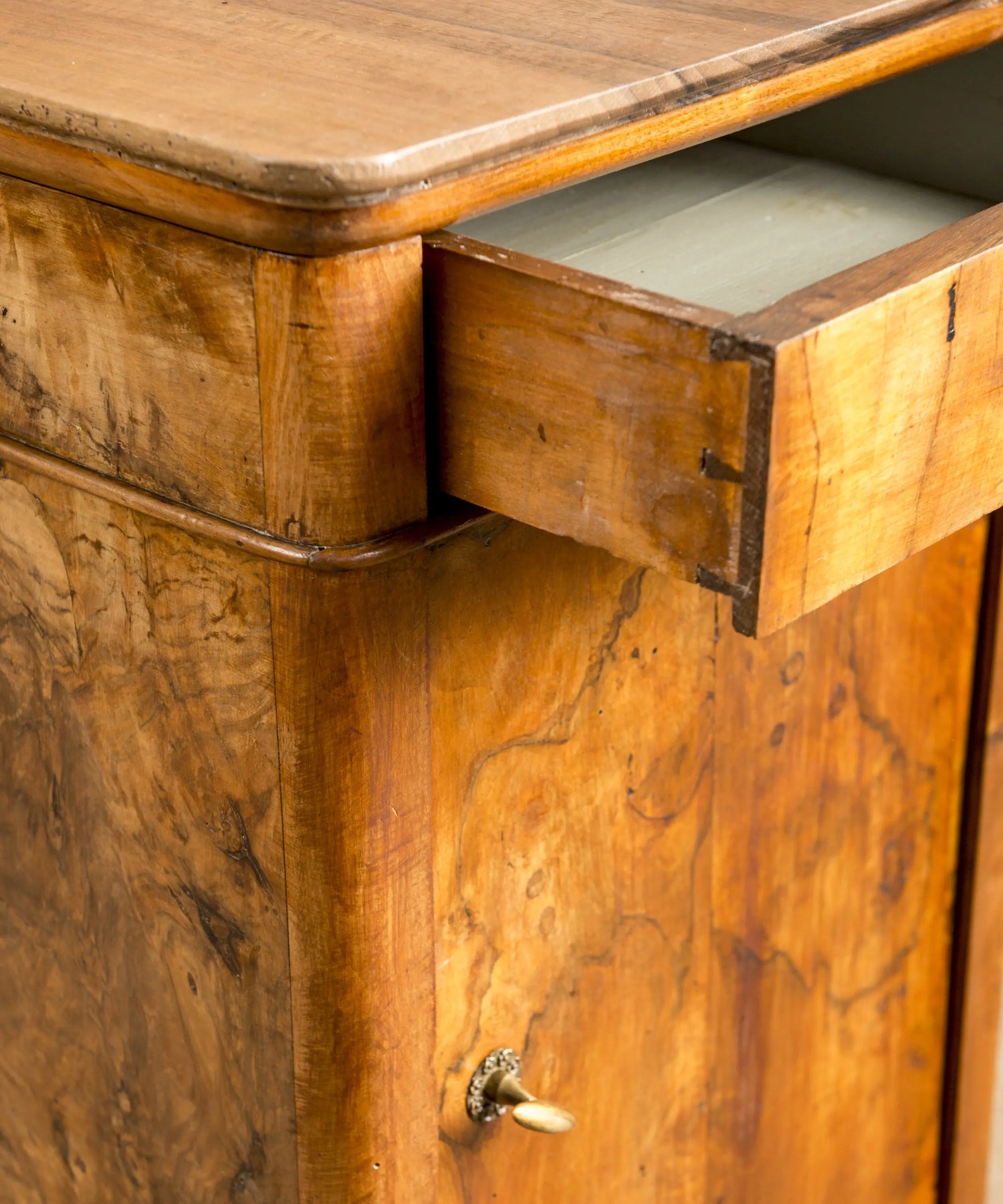 Ensambles de cola de milano cortados a mano en cajón antiguo de madera.