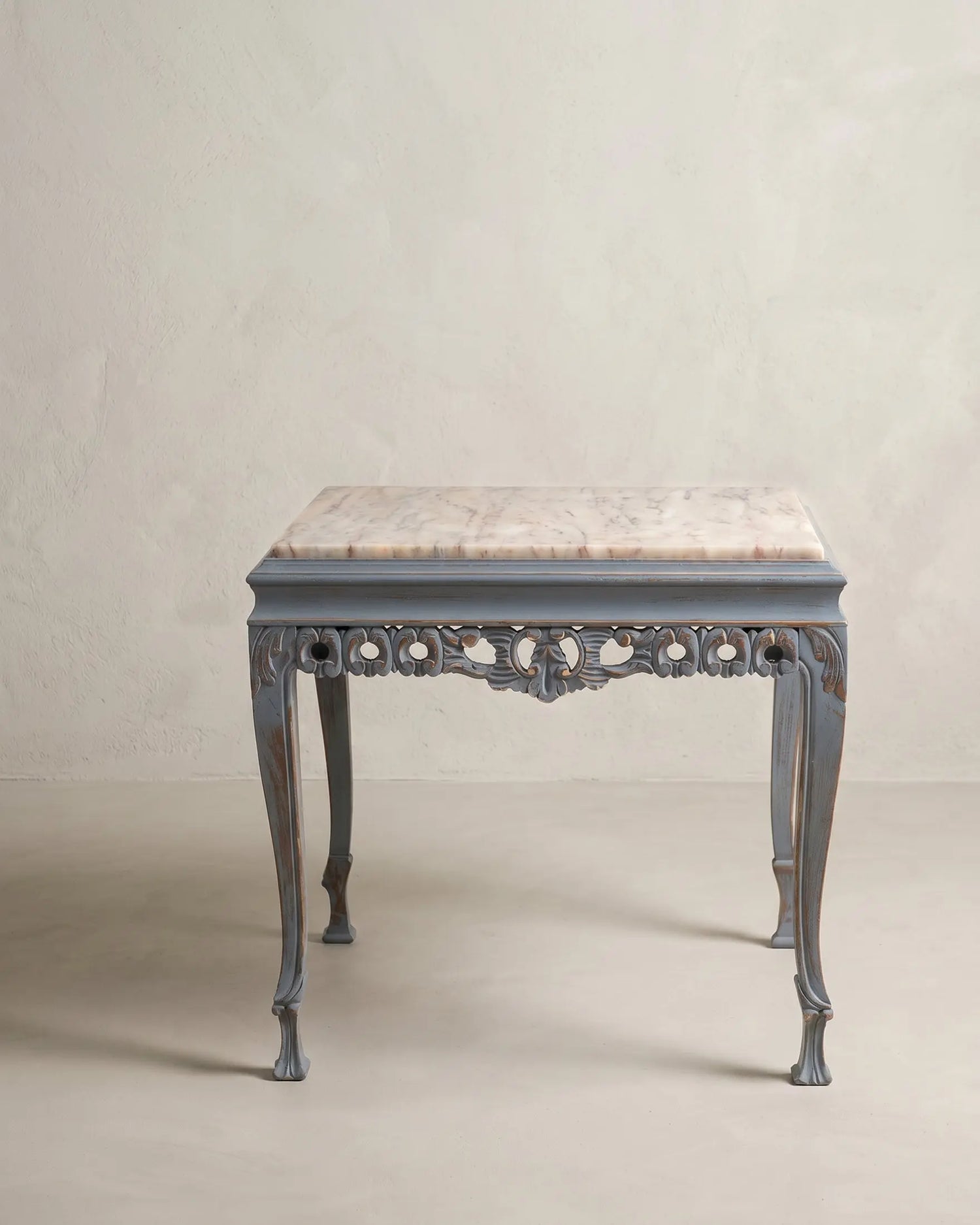 Mesa auxiliar estilo Luis XV en gris azulado con pátina dorada, vista frontal — Antique Arte y Decoración